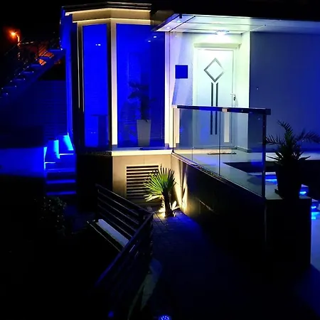 Penthouse Jacuzzi & Pool Apartmants