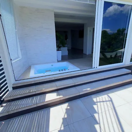 Penthouse Jacuzzi & Pool Apartmants