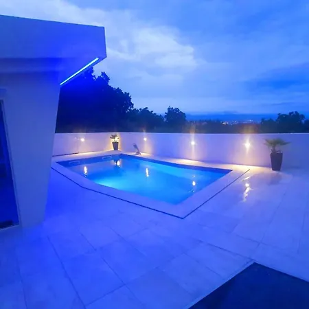 Penthouse Jacuzzi & Pool Apartmants *