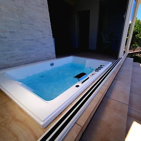 Penthouse Jacuzzi & Pool Luxury דירה