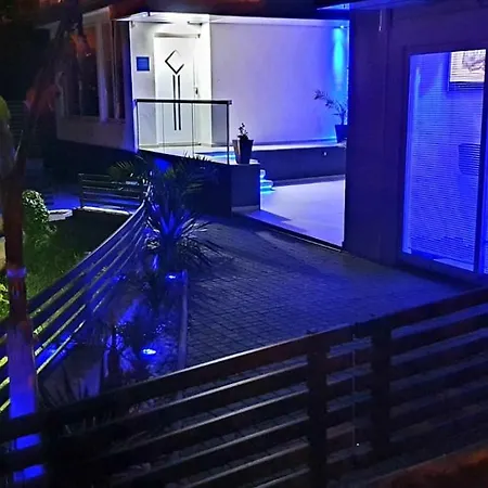 Penthouse Jacuzzi & Pool Luxury דירה