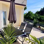 Penthouse Jacuzzi & Pool Luxury Apartman *